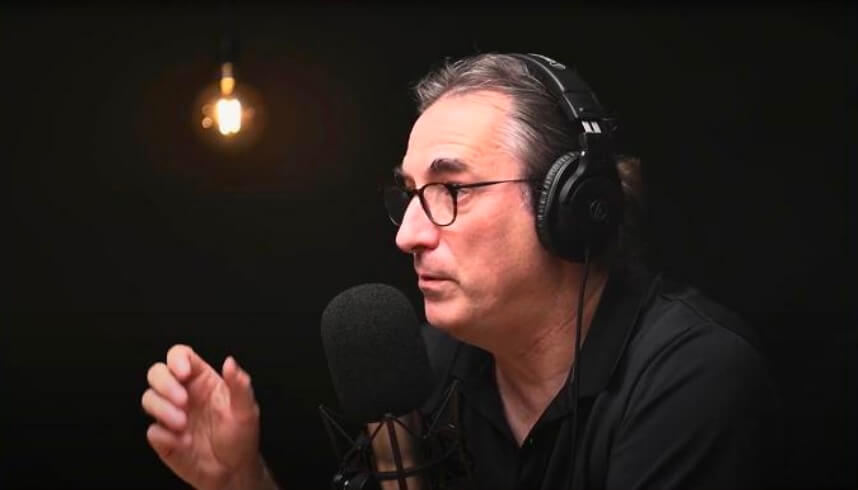 纪牧接受采访中